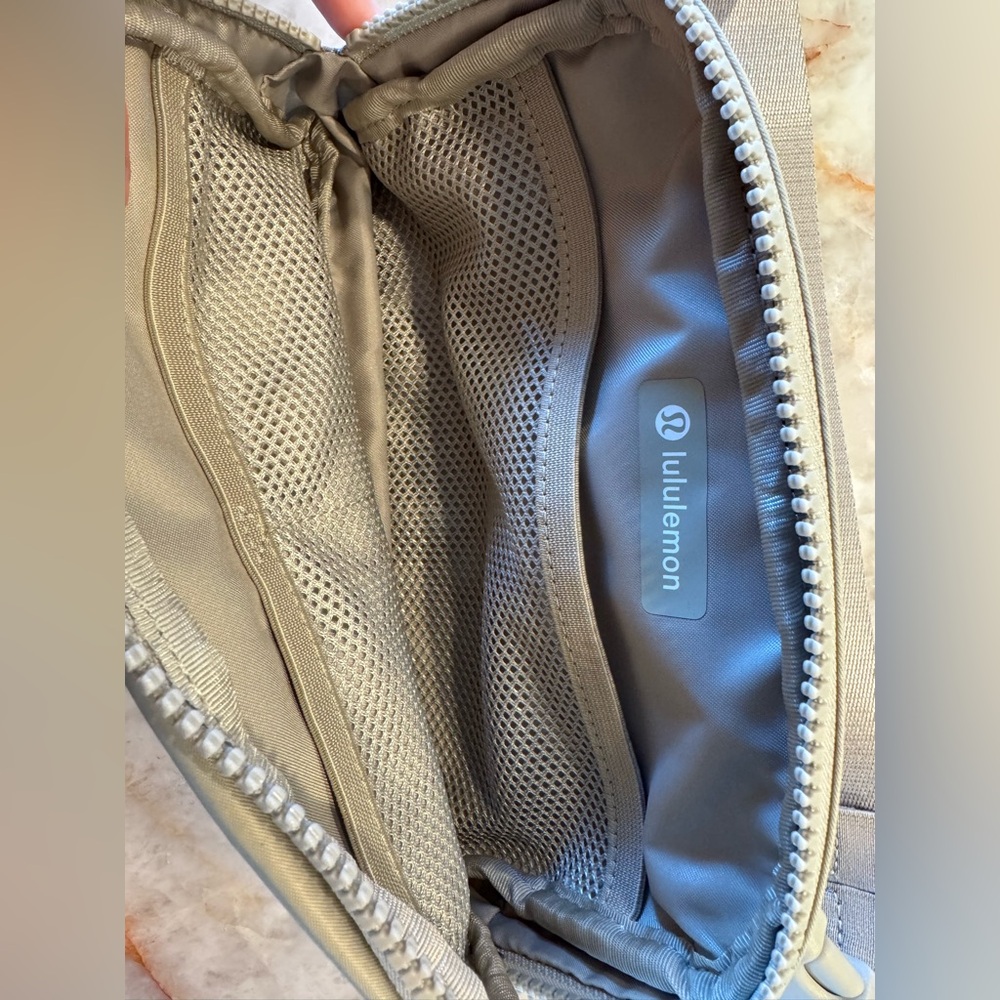 Lululemon everywhere belt bag NWOT - Picture 3 of 7